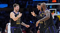 Luka Don�i�, Jaxson Hayes a LeBron James z Los Angeles Lakers se radují b�hem...
