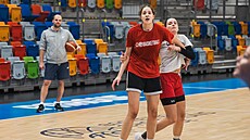 �eská basketbalistka Nela Nétková (v �erveném) na reprezenta�ním srazu.