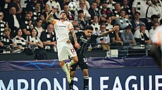 Eren Elmali z Galatasaraye v hlavikovém souboji s Nnamdim Collinsem z...