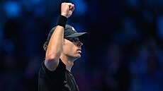 Alex de Minaur slaví výhru v zápase na Turnaji mistr�.