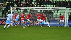 Kapitán Tomá Souek zastavuje útok San Marina v pípravném zápase.