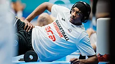 Sir�Jabari Rice z Nymburka se rozcvi�uje p�ed zápasem s Albou Berlín v Lize...