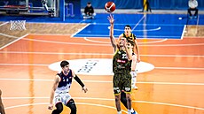 Ludk Jureka z Opavy zakonuje v zápase s Brnem.