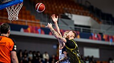 �imon Pur�l z Opavy a Adam Kejval z Brna bojují pod ko�em.