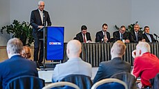 Zden�k B�íza, nový p�edseda �eské basketbalové federace, u �e�nického pultíku.