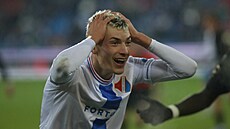Tomá� Rigo z Baníku Ostrava se diví v zápase se Slavií.