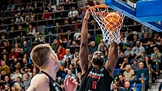 Keyshawn Feazell z Nymburka zakon�uje v utkání s Albou Berlín v Lize mistr�.