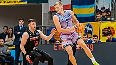 Ond�ej Sehnal z Nymburku dostupuje Sama Griesela z Alby Berlín v Lize mistr�.