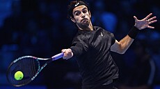 Lorenzo Musetti hraje forhend na Turnaji mistr�.