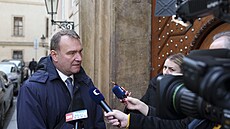 Radim Fiala (SPD) odpovídá noviná��m p�ed pokra�ováním koali�ního vyjednávání...