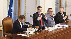 Ve Snmovn pokrauje druhá schze, bhem ní by poslanci mli potvrdit...