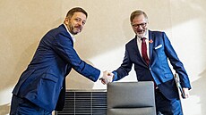 Premiér Petr Fiala a ministr vnitra Vít Rakuan  se zdraví ped schzi vlády v...