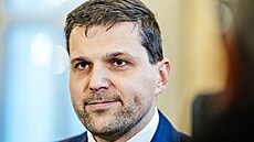 Ministr �ivotního prost�edí Petr Hladík na sch�zi, kde minist�i rozhodnou, zda...