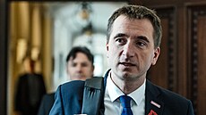 Ministr pr�myslu a obchodu Luká� Vl�ek p�ichází na sch�zi vlády v demisi, kde...