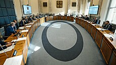 Vláda v demisi se sejde na sch�zi, kde minist�i rozhodnou, zda znovu p�edlo�í...