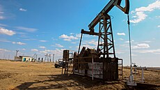 Ropné pole v oblasti Mangistau v Kazachstánu.