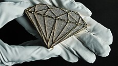 Trofej ve tvaru diamantu osázená p�írodními diamanty zna�ky Arete Diamond,...