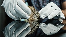 Trofej ve tvaru diamantu osázená p�írodními diamanty zna�ky Arete Diamond,...