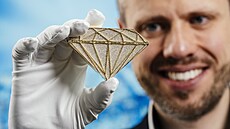 Vladimír Kondrat�nko ze spole�nosti Arete Diamond s unikátní diamantovou...