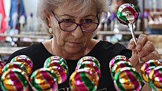 Za smnu jim rukama projde a tisíc kus sklenných vánoních ozdob. eny z...