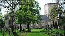 Procházet se tu torzy vesnice anebo zeleným ostr�vkem malého farního h�bitova...