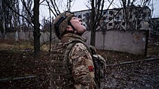 Ukrajinský voják hledá nep�átelské drony ve frontovém m�st� Kos�antynivka. (12....