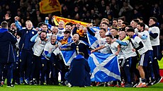 Skot�tí fotbalisté slaví postup na mistrovství sv�ta po tém�� t�iceti letech.