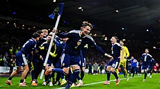 Scott McTominay oslavuje postup na mistrovství sv�ta i s rohovým praporkem.