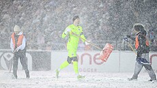 Gólman Nathan Ingham z Ottawy vypomáhá s odklízením sn�hu ve finále Kanadské...