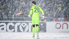 Gólman Nathan Ingham z Ottawy vypomáhá s odklízením snhu ve finále Kanadské...