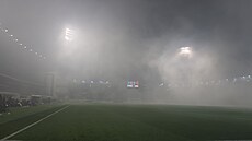 Plze�ský stadion poté, co ho zahalil kou� z dýmovnic.