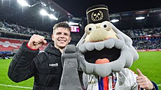 Patrik Hellebrand s klubovým maskotem Górniku Zabrze.