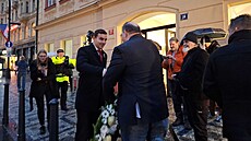 Na Národní tídu picházejí politici k pomníku vzdát hold pi oslavách 17....