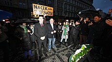 Na Národní tídu picházejí politici k pomníku vzdát hold pi oslavách 17....