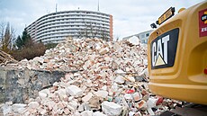 Pokrauje demolice moulího msta na nejvtím zlínském sídliti Jiní Svahy....