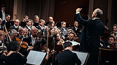 lenové eské filharmonie a finský dirigent Sakari Oramo