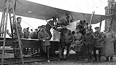 �eskosloven�tí legioná�i s letadlem na �elezni�ní stanici Serdobsk v Rusku