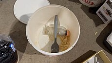 Národní protidrogová centrála obvinila �estnáct lidí z drogové �innosti (14....