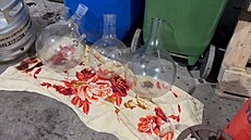 Národní protidrogová centrála obvinila �estnáct lidí z drogové �innosti  (14....