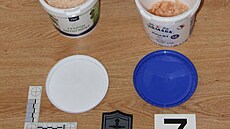 Národní protidrogová centrála obvinila �estnáct lidí z drogové �innosti  (14....