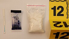 Pi domovních prohlídkách kriminalisté zajistili pervitin, peníze i vci nutné...