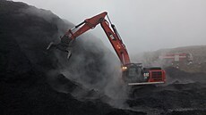 Hasi�i pokra�ují v rozhrabávání hromady �t�pky na skládce Celio u Litvínova....