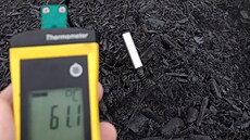 Hasi�i pokra�ují v rozhrabávání hromady �t�pky na skládce Celio u Litvínova....