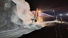 Hasi�i pokra�ují v rozhrabávání hromady �t�pky na skládce Celio u Litvínova....