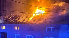 �est jednotek hasi�� likvidovalo po�ár rodinného domu v Seloutkách na...