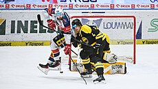 Milo� Kelemen z Pardubic (vlevo) zápasí s Vojt�chem Husineckým.