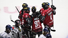 Hrái Sparty se radují z gólu do sít Plzn.