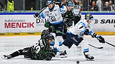 Mladoboleslavský Moses se v pádu sna�í zabránit útoku Liberce.