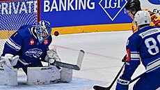 Jan Kavan p�i zákroku v zápase Ligy mistr� proti Lulee.