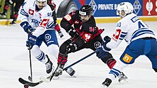 Spar�an Devin Shore (uprost�ed) projí�ídí mezi dvojicí hrá�� Zugu. Vlevo je...